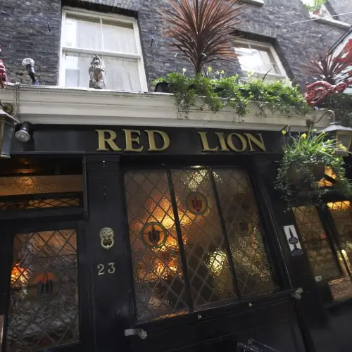 The Red Lion Crown Passage